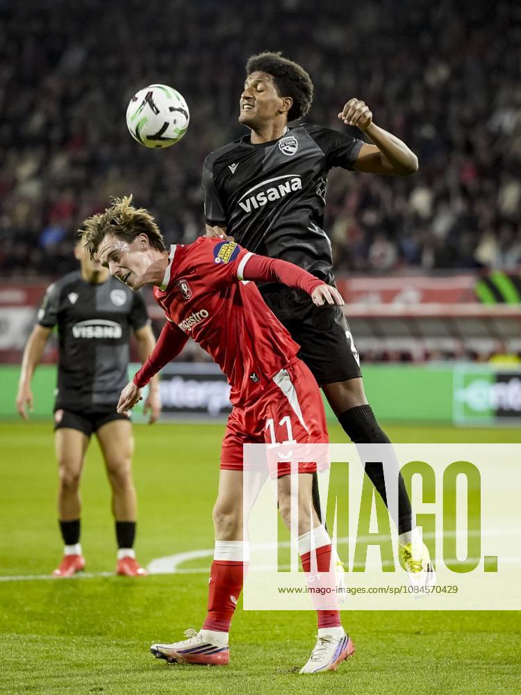 ENSCHEDE - (l-r) Daan Rots of FC Twente and Olivier Mambwa of FC Thun during the Conference League match between FC Twente and FC Thun at De Grolsch Veste stadium on October 15, 2026 in Enschede, Netherlands. TOBIAS KLEUVER ANP ANPxSportx IVx 572552608 originalFilename: 572552608