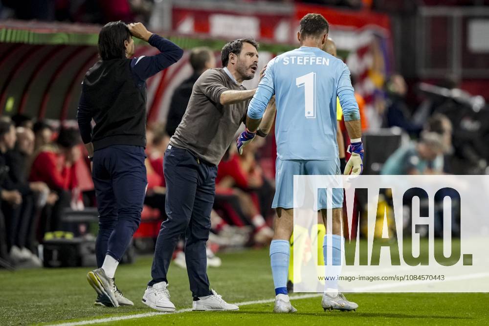 ENSCHEDE - (l-r) FC Thun coach Gian-Luca Privitelli and FC Thun goalkeeper Niklas Steffen during the Conference League match between FC Twente and FC Thun at De Grolsch Veste stadium on October 15, 2026 in Enschede, Netherlands. TOBIAS KLEUVER ANP ANPxSportx IVx 572552762 originalFilename: 572552762