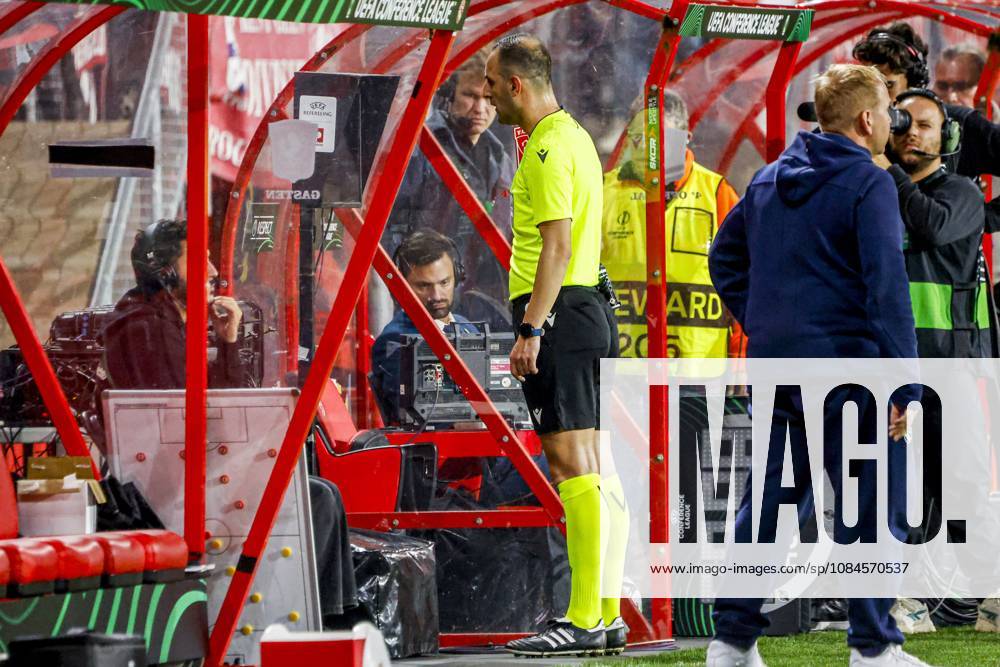 ENSCHEDE - Referee Genc Nuza stands at the VAR screen and checks the goal by Daouda Weidmann of FC Twente during the UEFA Conference League match between FC Twente and FC Thun at De Grolsch Veste on 15 October 2026 in Enschede, the Netherlands. WART BRINKERHOF ANP UEFA Conference League 2026 27 ANPxSportx xMarcelxterxBalsxIVx 572552909 originalFilename: 572552909