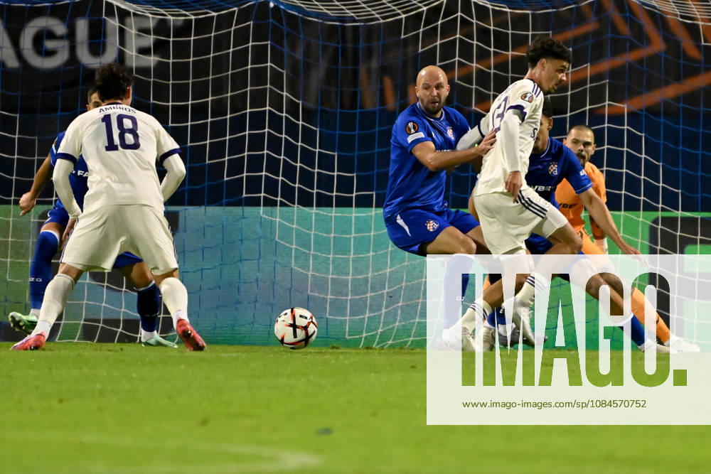 Lukas Ambros of Anderlecht (L) in action during the UEFA Europa League match between Dinamo Zagreb (Croatia) and Anderlecht (Belgium) at Stadion Maksimir, Zagreb on October 15, 2026 in Zagreb, Croatia. (Photo by Igor Kupljenik Sports Press Photo).