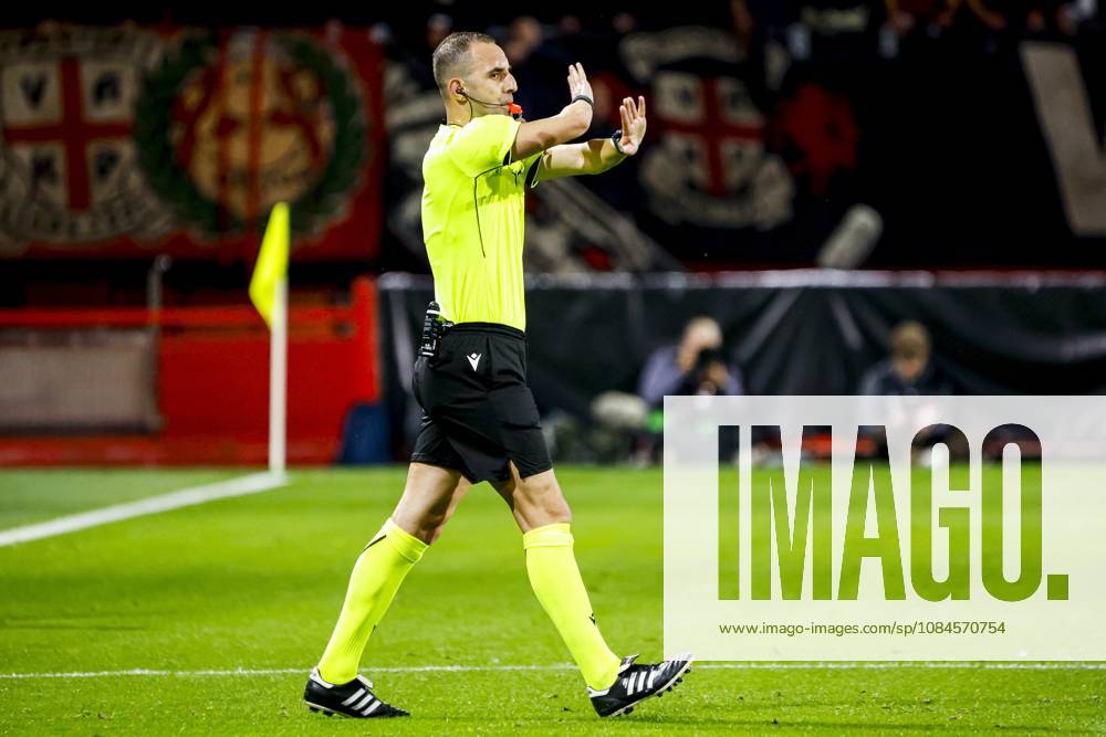 ENSCHEDE - Referee Genc Nuza disallows the goal by Daouda Weidmann of FC Twente after reviewing the footage with the VAR during the UEFA Conference League match between FC Twente and FC Thun at De Grolsch Veste on October 15, 2026 in Enschede, the Netherlands. WART BRINKERHOF ANP UEFA Conference League 2026 27 ANPxSportx xMarcelxterxBalsxIVx 572552936 originalFilename: 572552936