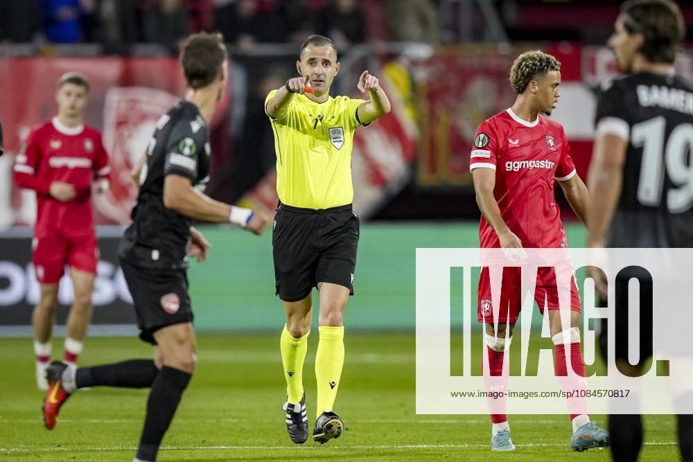 ENSCHEDE - Referee Genc Nuza disallows a goal by Daouda Weidmann of FC Twente following VAR intervention during the Conference League match between FC Twente and FC Thun at De Grolsch Veste stadium on October 15, 2026, in Enschede, the Netherlands. TOBIAS KLEUVER ANP ANPxSportx IVx 572553233 originalFilename: 572553233