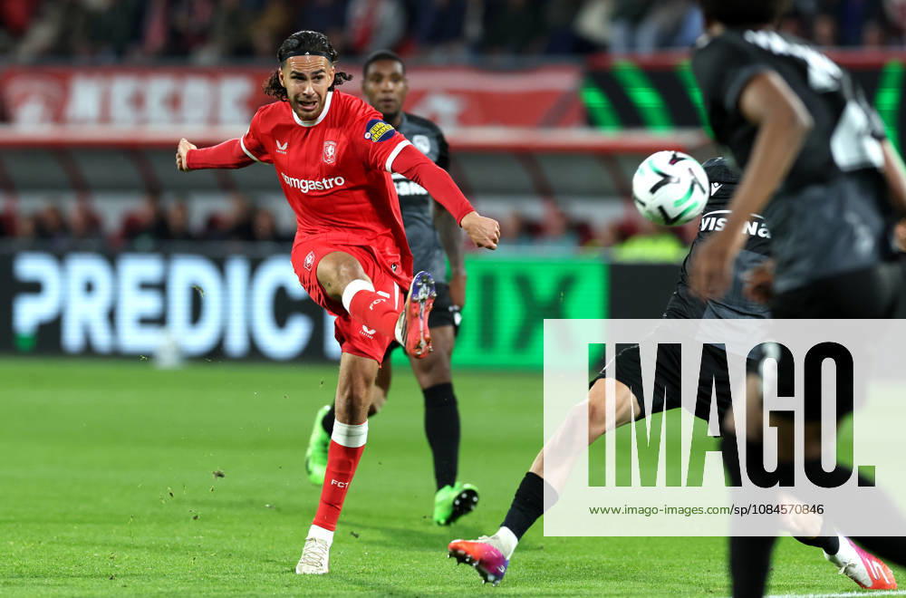 ENSCHEDE - FC Twente midfielder Ramiz Zerrouki during the UEFA Conference League match between FC Twente and FC Thun at Grolsch Veste on 15 oktober 2026 in Enschede, Nederland. PETER LOUS EYE4IMAGES DeFodi Images -
