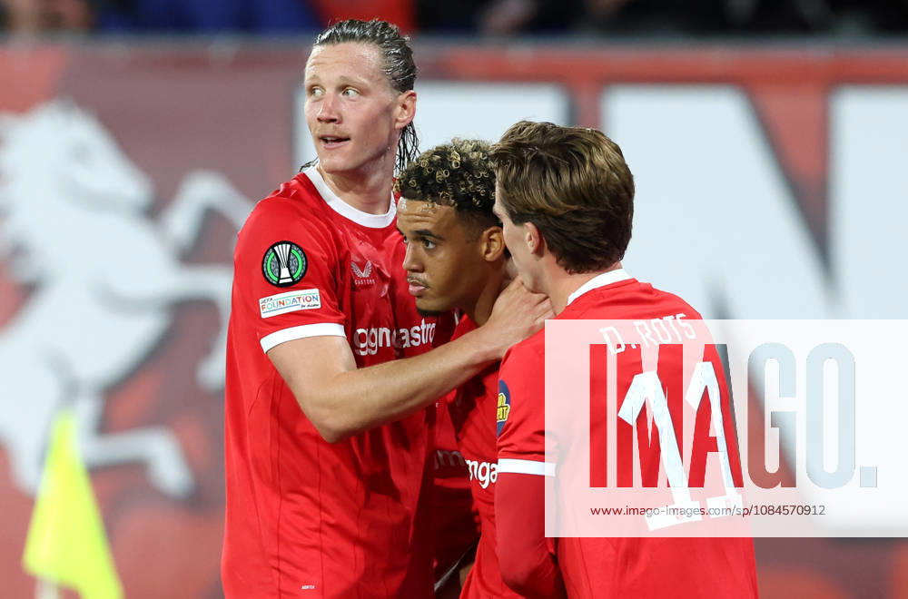 ENSCHEDE - FC Twente forward Wout Weghorst with FC Twente midfielder Daouda Weidmann during the UEFA Conference League match between FC Twente and FC Thun at Grolsch Veste on 15 October 2026 in Enschede, Netherlands. PETER LOUS EYE4IMAGES DeFodi Images -