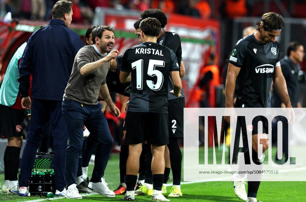 ENSCHEDE - FC Thun coach Gian-Luca Privitelli during the UEFA Conference League match between FC Twente and FC Thun at Grolsch Veste on 15 October 2026 in Enschede, Nederland. PETER LOUS EYE4IMAGES DeFodi Images -