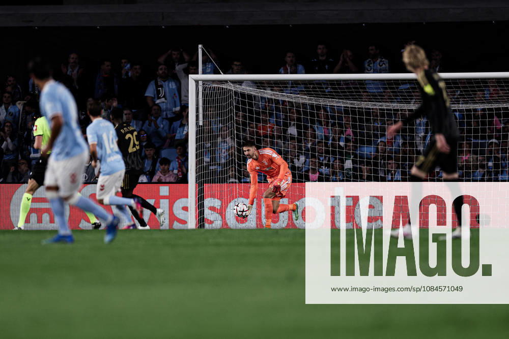 Guglielmo Vicario of Juventus makes a save during the UEFA Europa League 2026 27 League Phase MD2 match between Celta de Vigo and Juventus at Estadio de Balaidos. Vigo Spain - ZUMAe141 20261015_zsp_e141_007