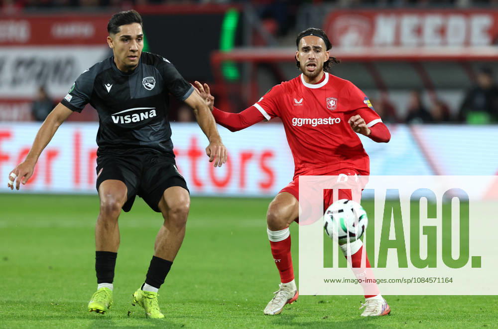 ENSCHEDE - FC Thun forward Furkan Dursun with FC Twente midfielder Ramiz Zerrouki during the UEFA Conference League match between FC Twente and FC Thun at Grolsch Veste on 15 oktober 2026 in Enschede, Nederland. PETER LOUS EYE4IMAGES DeFodi Images -