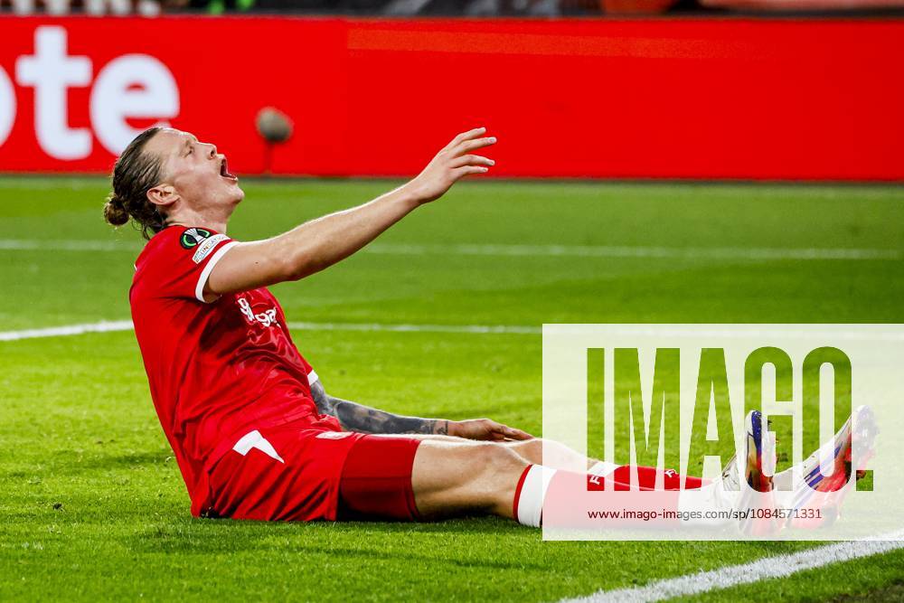 ENSCHEDE - Wout Weghorst of FC Twente reacts during the UEFA Conference League match between FC Twente and FC Thun at De Grolsch Veste on October 15, 2026 in Enschede, the Netherlands. WART BRINKERHOF ANP UEFA Conference League 2026 27 ANPxSportx xMarcelxterxBalsxIVx 572554409 originalFilename: 572554409