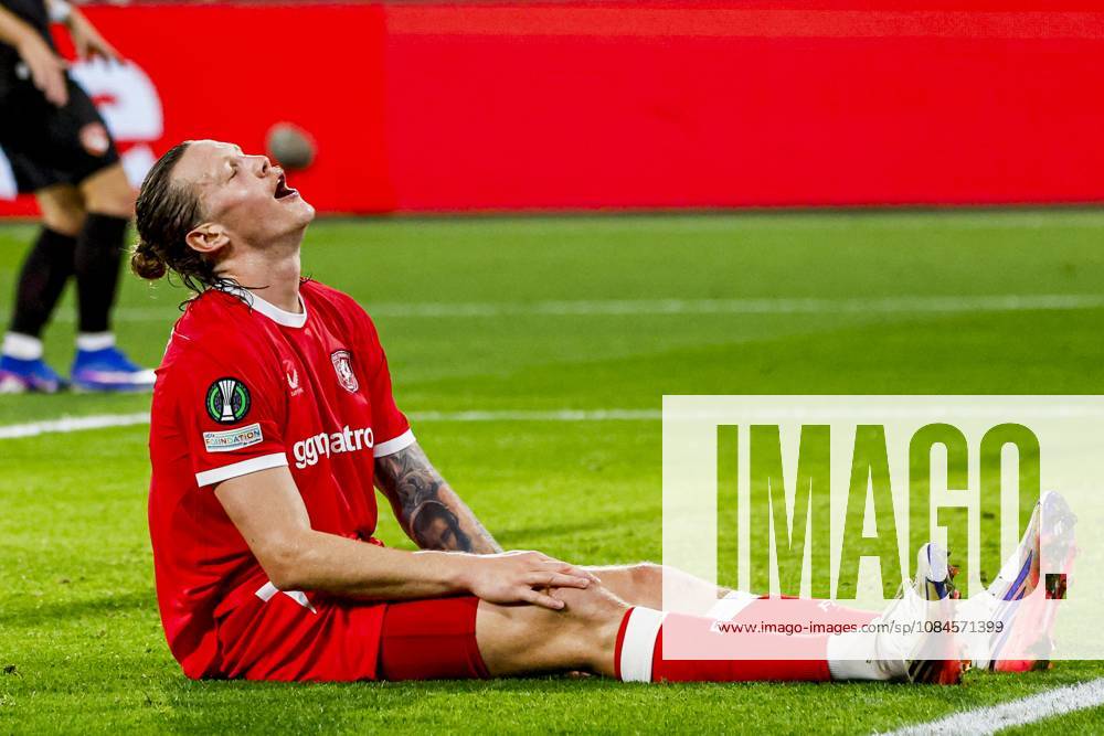 ENSCHEDE - Wout Weghorst of FC Twente reacts during the UEFA Conference League match between FC Twente and FC Thun at De Grolsch Veste on October 15, 2026 in Enschede, the Netherlands. WART BRINKERHOF ANP UEFA Conference League 2026 27 ANPxSportx xMarcelxterxBalsxIVx 572554428 originalFilename: 572554428