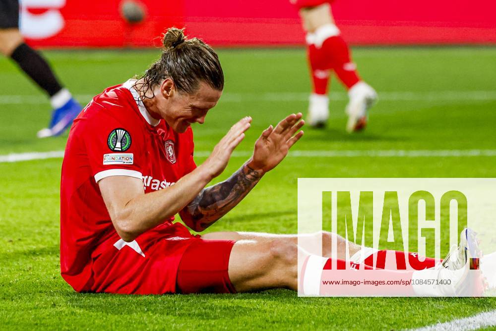 ENSCHEDE - Wout Weghorst of FC Twente reacts during the UEFA Conference League match between FC Twente and FC Thun at De Grolsch Veste on October 15, 2026 in Enschede, the Netherlands. WART BRINKERHOF ANP UEFA Conference League 2026 27 ANPxSportx xMarcelxterxBalsxIVx 572554442 originalFilename: 572554442