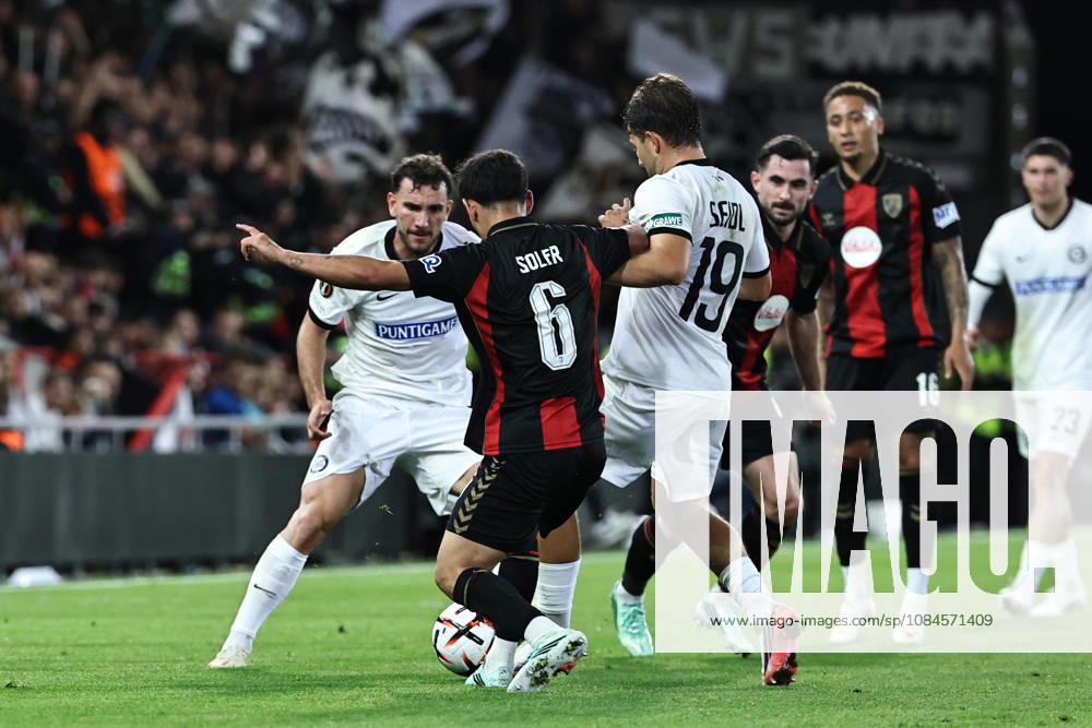 SOCCER - UEFA EL, Bournemouth vs Sturm BOURNEMOUTH,ENGLAND,15.OCT.26 - SOCCER - UEFA Europa League, AFC Bournemouth vs SK Sturm Graz. Image shows Vakmir Matoshi (Sturm), Julio Soler (Bournemouth) and Simon Seidl (Sturm). GEPAxpictures Bauer
