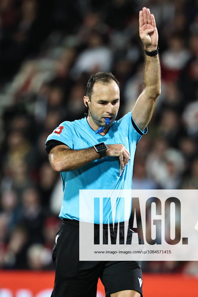 SOCCER - UEFA EL, Bournemouth vs Sturm BOURNEMOUTH,ENGLAND,15.OCT.26 - SOCCER - UEFA Europa League, AFC Bournemouth vs SK Sturm Graz. Image shows referee Jerome Brisard (FRA). GEPAxpictures Bauer