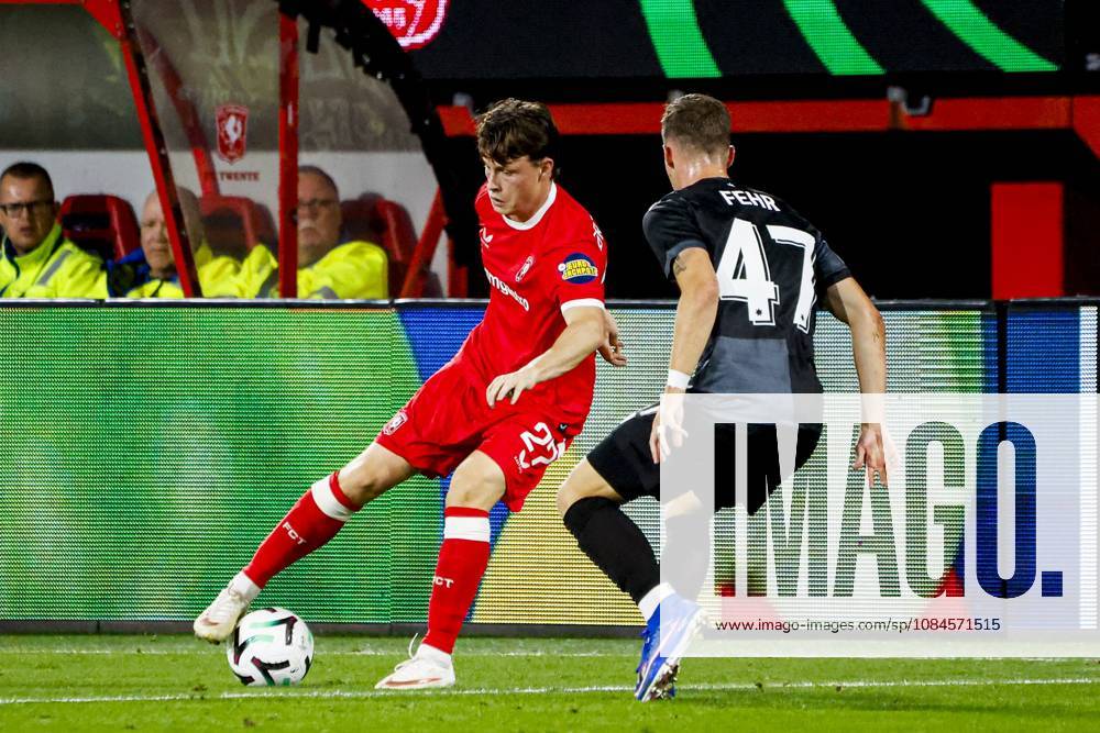 ENSCHEDE - Sondre Orjasaeter of FC Twente dribbles with the ball under pressure from Fabio Fehr of FC Thun during the UEFA Conference League match between FC Twente and FC Thun at De Grolsch Veste on 15 October 2026 in Enschede, the Netherlands. WART BRINKERHOF ANP UEFA Conference League 2026 27 ANPxSportx xMarcelxterxBalsxIVx 572554583 originalFilename: 572554583