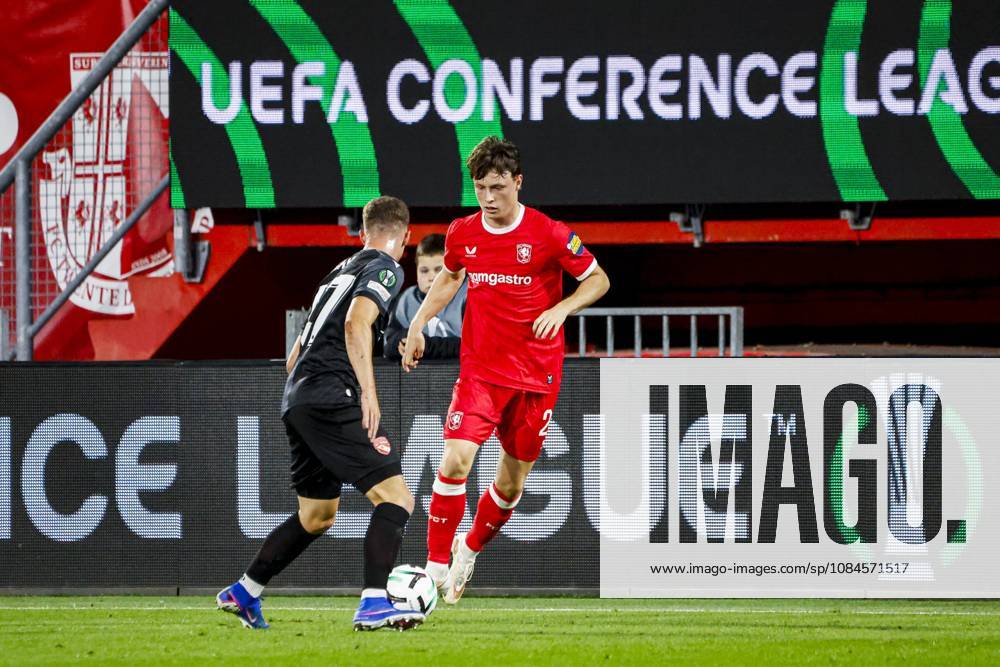 ENSCHEDE - Sondre Orjasaeter of FC Twente dribbles with the ball under pressure from Fabio Fehr of FC Thun during the UEFA Conference League match between FC Twente and FC Thun at De Grolsch Veste on 15 October 2026 in Enschede, the Netherlands. WART BRINKERHOF ANP UEFA Conference League 2026 27 ANPxSportx xMarcelxterxBalsxIVx 572554592 originalFilename: 572554592