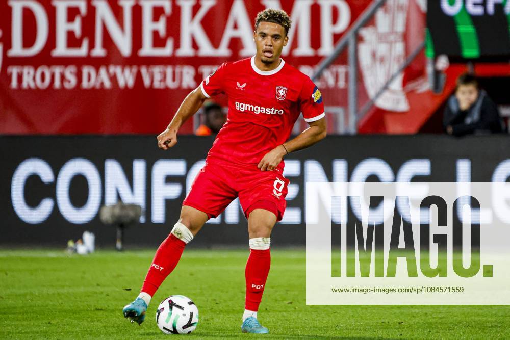 ENSCHEDE - Daouda Weidmann of FC Twente dribbles with the ball during the UEFA Conference League match between FC Twente and FC Thun at De Grolsch Veste on October 15, 2026 in Enschede, the Netherlands. WART BRINKERHOF ANP UEFA Conference League 2026 27 ANPxSportx xMarcelxterxBalsxIVx 572554597 originalFilename: 572554597