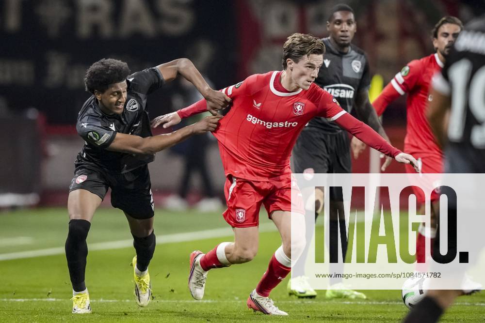 ENSCHEDE - (l-r) Olivier Mambwa of FC Thun and Daan Rots of FC Twente during the Conference League match between FC Twente and FC Thun at De Grolsch Veste stadium on October 15, 2026 in Enschede, Netherlands. TOBIAS KLEUVER ANP ANPxSportx IVx 572555089 originalFilename: 572555089
