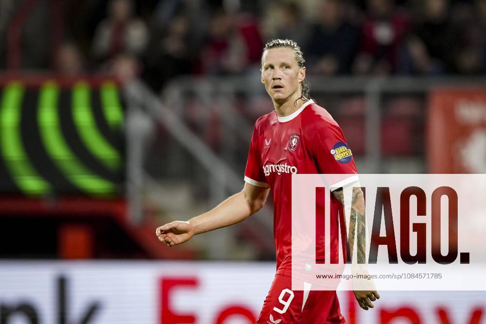 ENSCHEDE - Wout Weghorst of FC Twente during the Conference League match between FC Twente and FC Thun at De Grolsch Veste stadium on October 15, 2026 in Enschede, the Netherlands. TOBIAS KLEUVER ANP ANPxSportx IVx 572555157 originalFilename: 572555157