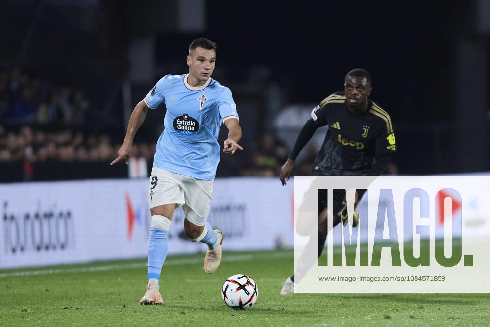RC Celta de Vigo v Juventus FC - UEFA Europa League 2026 27 League Phase MD2 VIGO, SPAIN - OCTOBER 15: Ferran Jutglà of RC Celta de Vigo competes for the ball with Pierre Kalulu of Juventus FC during to the UEFA Europa League 2026 27 League Phase MD2 match between RC Celta de Vigo and Juventus FC at Estadio Abanca Balaidos on October 15 , 2026 in Vigo, Spain. (Photo by Diego Simon Photo Players Images Magara press) Vigo Estadio Abanca Balaidos Spain