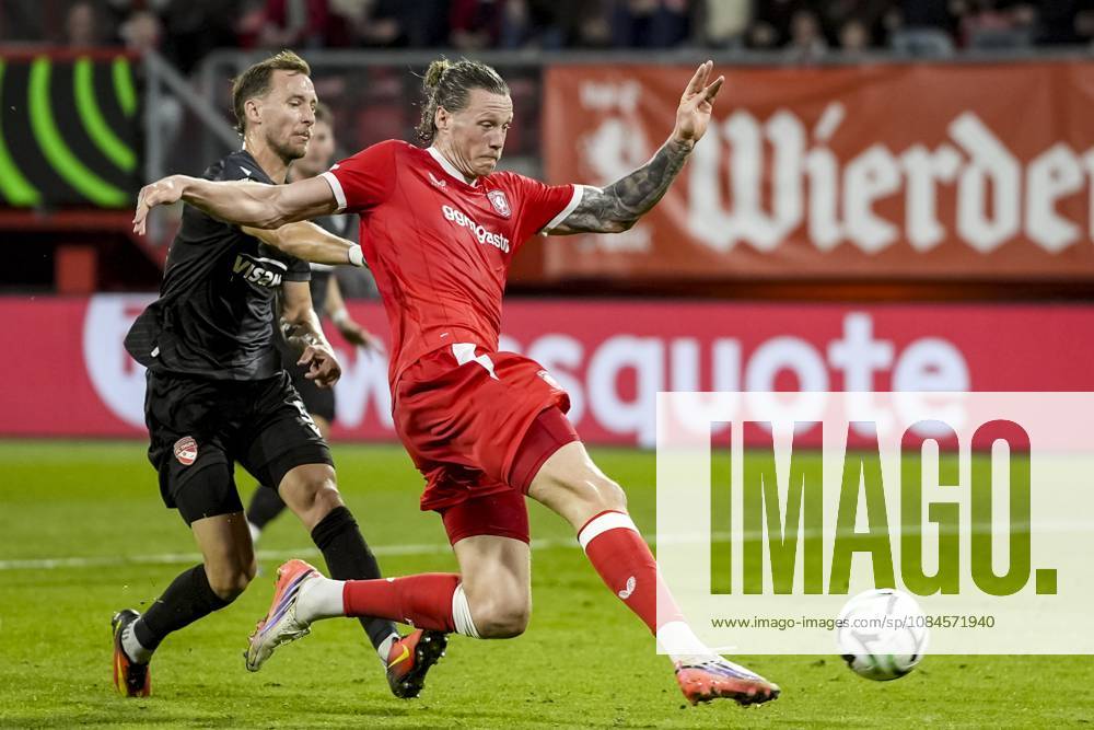 ENSCHEDE - (lr) Nicolas Bürgy of FC Thun and Wout Weghorst of FC Twente shoot at goal during the Conference League match between FC Twente and FC Thun at De Grolsch Veste stadium on October 15, 2026 in Enschede, the Netherlands. TOBIAS KLEUVER ANP ANPxSportx IVx 572555349 originalFilename: 572555349