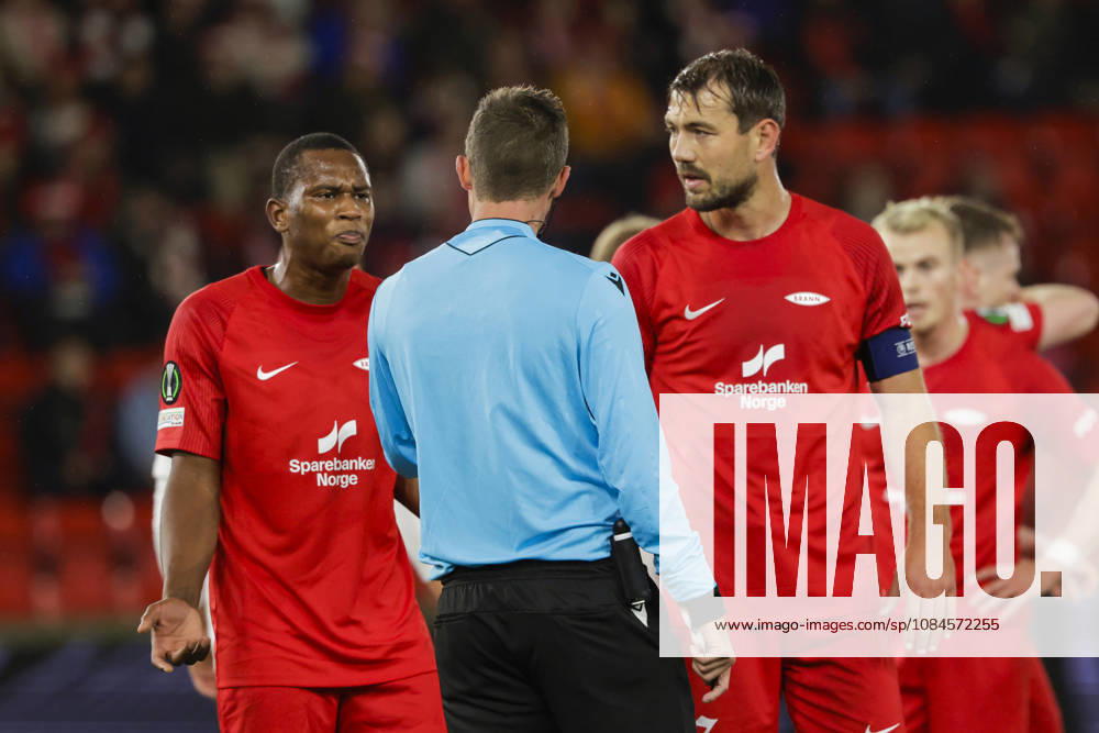Soccer, Conference League 2026: Lincoln Red Imps Defeat Brann 4-1 in Bergen on October 15, 2026. Referee Dalibor Äaerný shows a red card to Brann’s Neraysho Kasanwirjo and Fredrik Pallesen Knudsen during the Conference League soccer match between SK Brann and Lincoln Red Imps at Brann Stadium. Photo Paul S. Amundsen, NTB, Bergen, Norway. . RESTRICTED USE FOR BETTING COMPANIES.