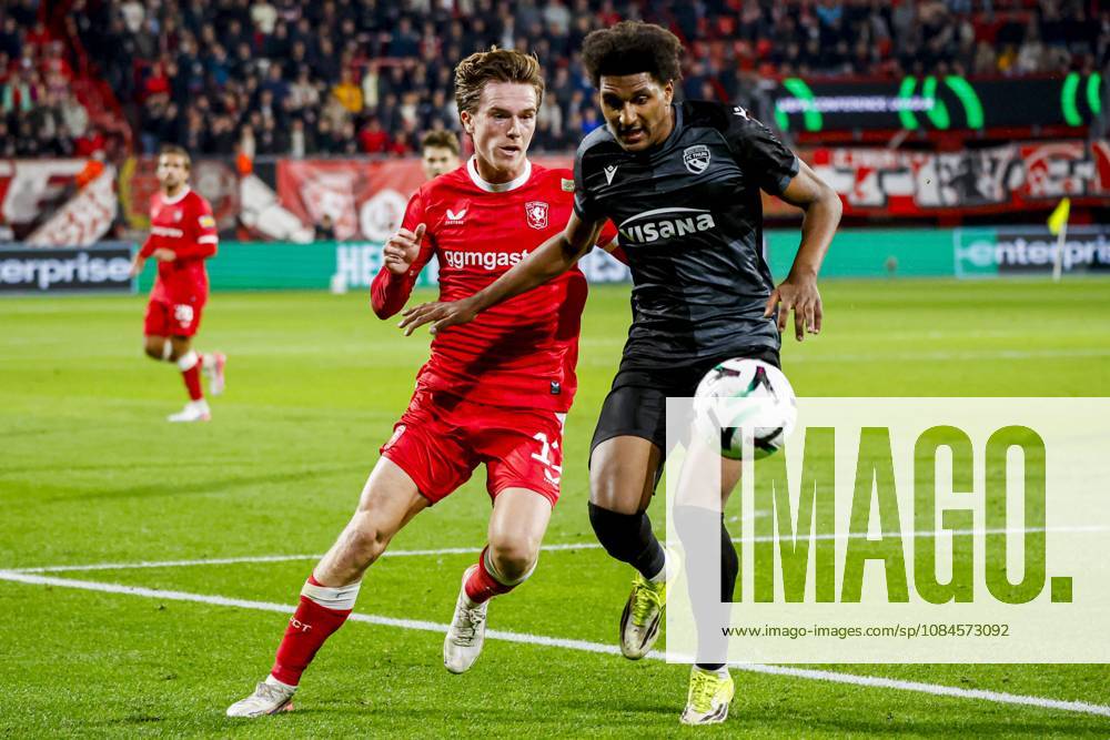 ENSCHEDE - Olivier Mambwa of FC Thun battles for possession with Daan Rots of FC Twente during the UEFA Conference League match between FC Twente and FC Thun at De Grolsch Veste on October 15, 2026 in Enschede, the Netherlands. WART BRINKERHOF ANP UEFA Conference League 2026 27 ANPxSportx xMarcelxterxBalsxIVx 572557745 originalFilename: 572557745