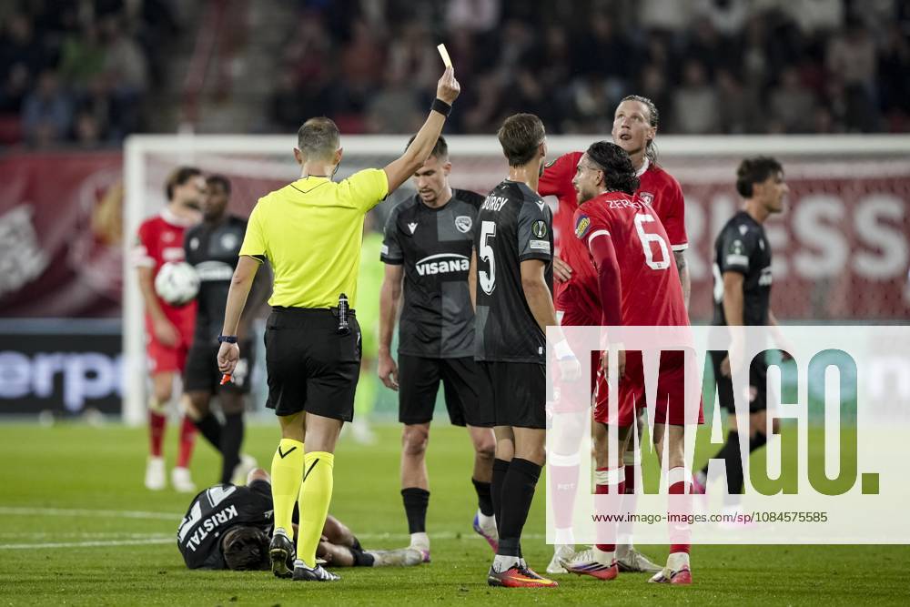 ENSCHEDE - (lr) Patrik Kristal of FC Thun lies on the ground. Referee Genc Nuza issues a yellow card to Ramiz Zerrouki of FC Twente, which is later overturned during the Conference League match between FC Twente and FC Thun at De Grolsch Veste stadium on October 15, 2026, in Enschede, the Netherlands. TOBIAS KLEUVER ANP ANPxSportx IVx 572561915 originalFilename: 572561915