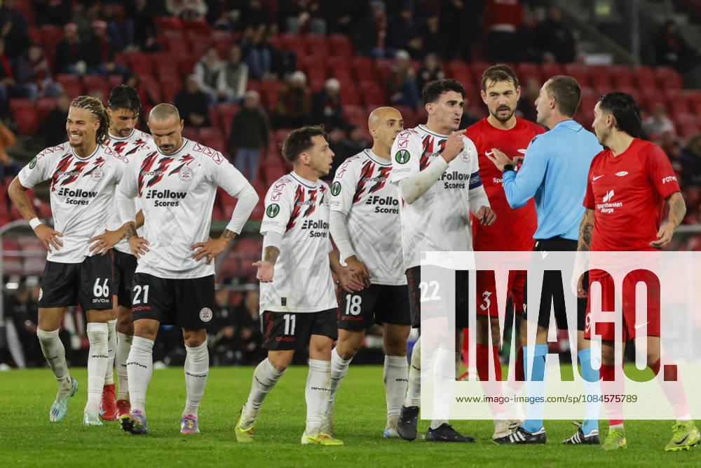 Soccer, Conference League 2026 Brann vs. Lincoln Red Imps, Bergen, October 15, 2026. Referee Dalibor Äaerný speaks with Lincoln Red Imps’ Graeme Torrilla and Brann’s Fredrik Pallesen Knudsen during the Conference League soccer match between SK Brann and Lincoln Red Imps at Brann Stadium. Photo by Paul S. Amundsen, NTB, Bergen, Norway. . RESTRICTED USE FOR BETTING COMPANIES