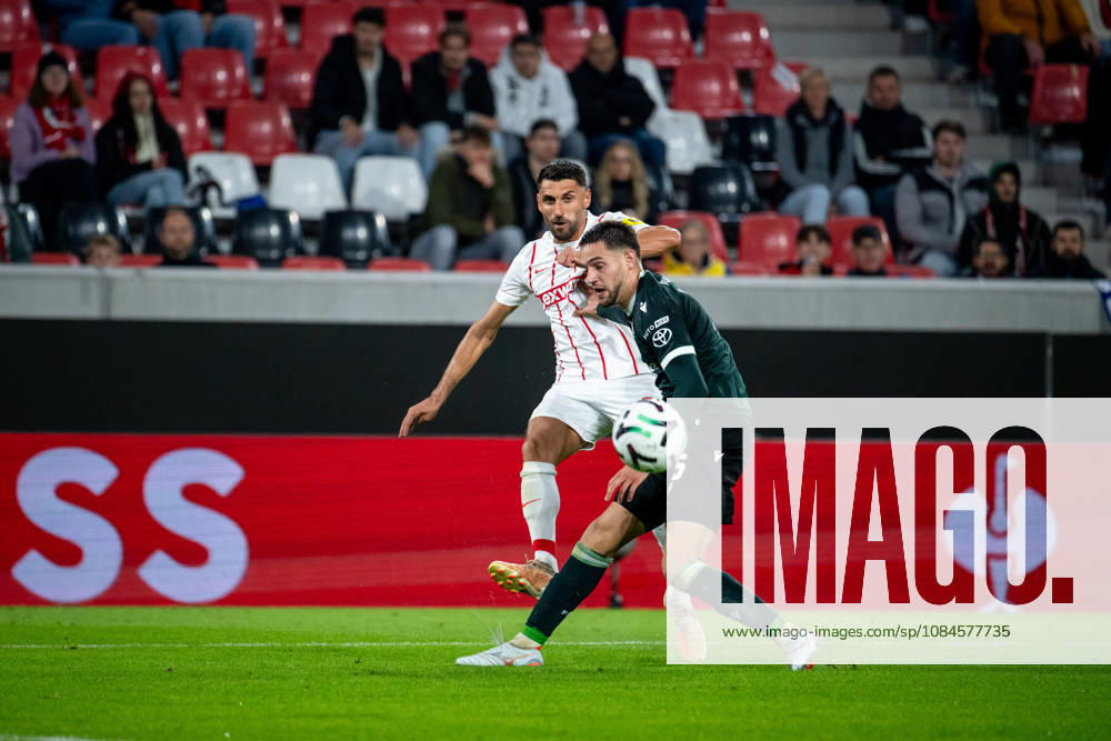 GER, Fussball, Herren, UEFA Conference League, Saison 2026 2027, 1. Spieltag, SC Freiburg vs. FK Jablonec Vincenzo Grifo ( SC Freiburg, 32 ) im Zweikampf mit Dusan Pavlovic ( FK Jablonec, 15 ) Freiburg Europapark Stadion Baden-Württemberg Deutschland