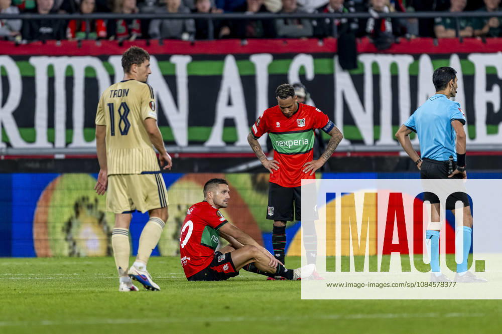 NIJMEGEN - NEC Nijmegen forward Duöan Tadic sits injured on the ground, NEC Nijmegen forward Tjaronn Chery during the UEFA Europa League match between N.E.C. and Levski Sofia at Stadion De Goffert on 15 oktober 2026 in Nijmegen, Nederland. (Photo by DeFodi Images) -