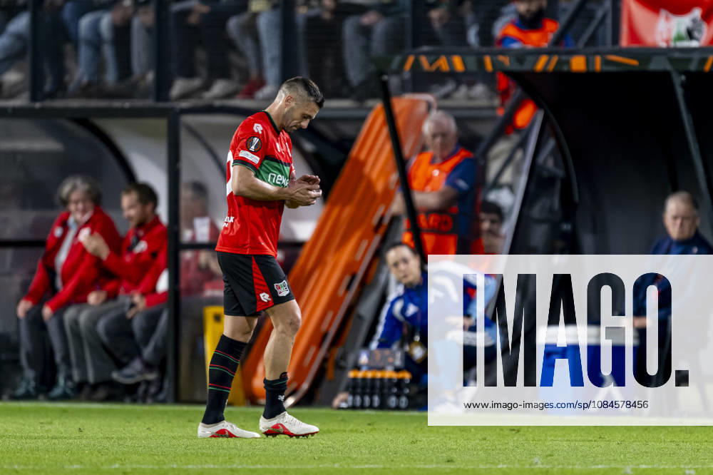 NIJMEGEN - NEC Nijmegen forward Duöan Tadic has to leave the pitch injured during the UEFA Europa League match between N.E.C. and Levski Sofia at Stadion De Goffert on 15 October 2026 in Nijmegen , Nederland. (Photo by DeFodi Images) -