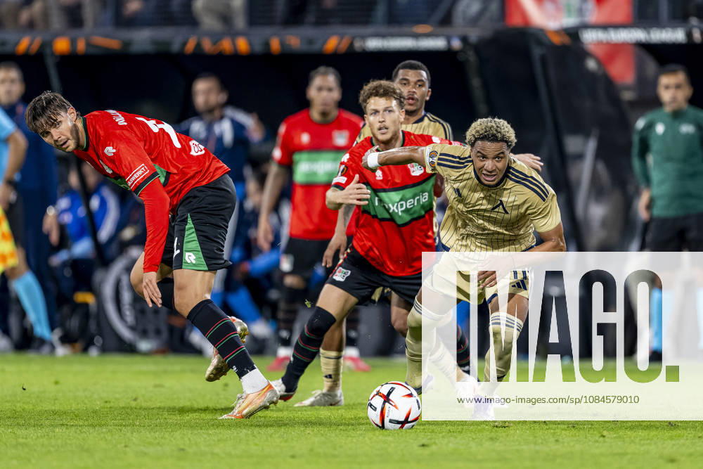 NIJMEGEN - (l-r) NEC Nijmegen midfielder Willum Thor Willumsson and Levski Sofia forward Armstrong Oko-Flex during the UEFA Europa League match between N.E.C. and Levski Sofia at Stadion De Goffert on 15 October 2026 in Nijmegen, Nederland. (Photo by DeFodi Images) -