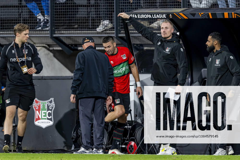 NIJMEGEN - (l-r) NEC Nijmegen coach Dick Schreuder and NEC Nijmegen forward Duöan Tadic during the UEFA Europa League match between N.E.C. and Levski Sofia at Stadion De Goffert on 15 October 2026 in Nijmegen, Nederland. (Photo by DeFodi Images) -