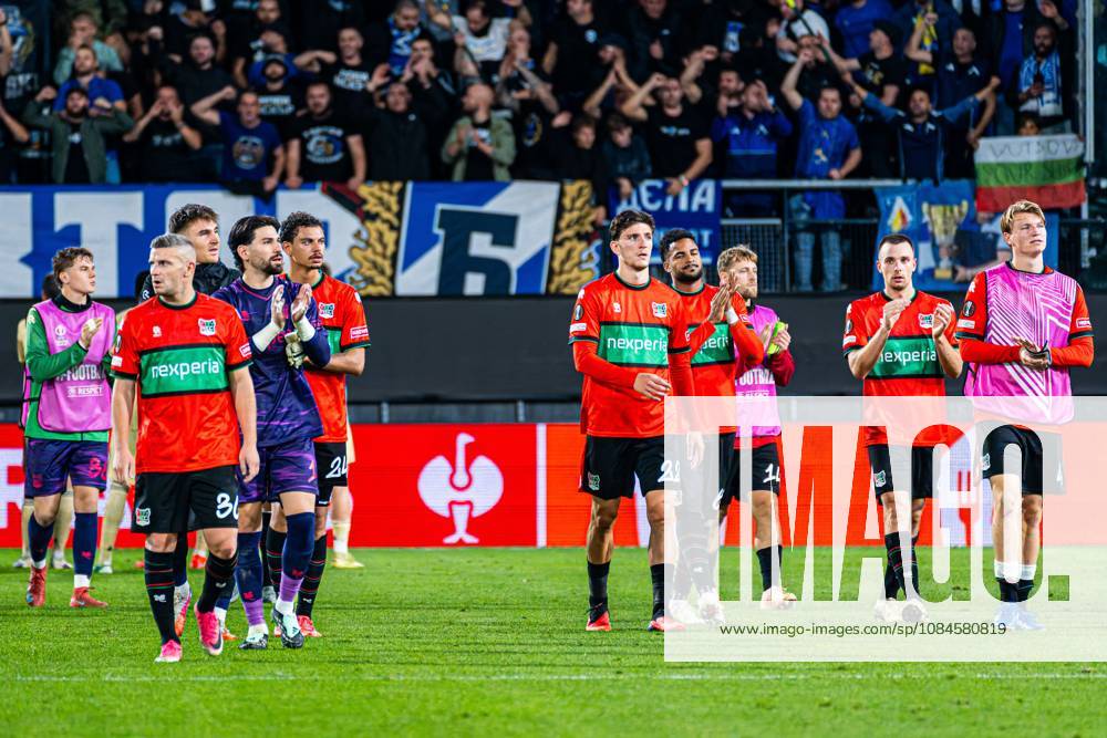 NIJMEGEN - Players of NEC Nijmegen thank the supporters for their support after the UEFA Europa League match between NEC Nijmegen and Levski Sofia at the Goffertstadion on October 15, 2026, in Nijmegen, the Netherlands. KEVIN SENDERS ANP UEFA Europa League 2026 27 ANPxSportx xMarcelxterxBalsxIVx 572571847 originalFilename: 572571847