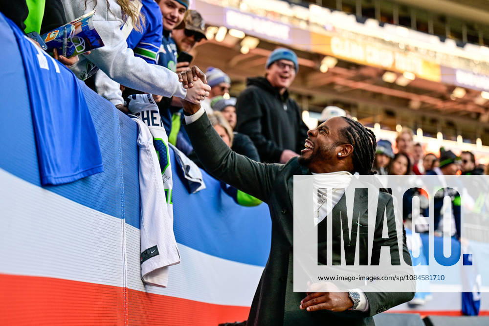 DENVER, CO - OCTOBER 15: Thursday Night Football analyst and former Seattle Seahawks cornerback Richard Sherman interacts with fans before a game between the Seattle Seahawks and the Denver Broncos at Empower Field at Mile High on October 15, 2026 in Denver, Colorado. (Photo by Dustin Bradford Icon Sportswire) NFL, American Football Herren, USA OCT 15 Seahawks at Broncos Icon132261015003