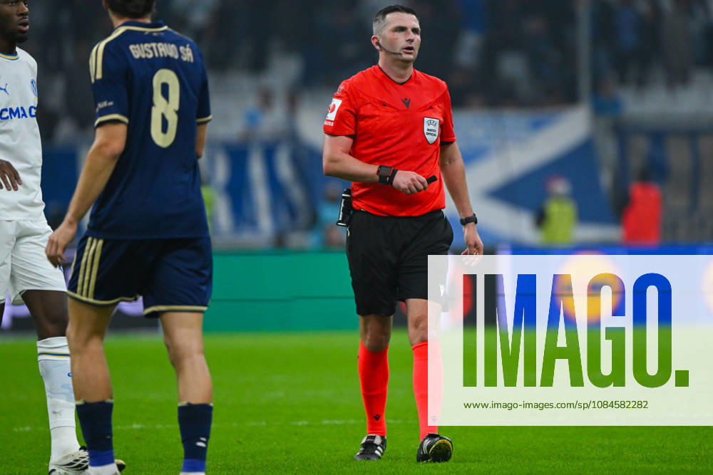 Referee Michael Oliver during the UEFA Europa League match between Olympique de Marseille and Olympiakos on October 15, 2026 at the CEPAC Velodrome Stadium in Marseille.