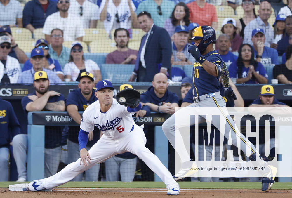 Los Angeles Dodgers first baseman Freddie Freeman (5) takes the throw to put out Milwaukee Brewers Jackson Chourio (11) in the first inning during game four of the MLB, Baseball Herren, USA National League Championship Series at Dodger Stadium in Los Angeles, California, on Thursday, October 15, 2026. LAP20261015701 CAROLINExBREHMAN
