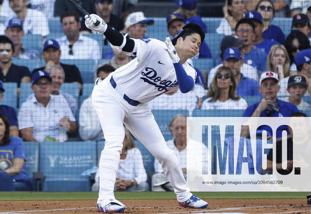Los Angeles Dodgers designated hitter Shohei Ohtani (17) strikes out swinging against the Milwaukee Brewers in the first inning during game four of the MLB, Baseball Herren, USA National League Championship Series at Dodger Stadium in Los Angeles, California, on Thursday, October 15, 2026. LAP20261015703 CAROLINExBREHMAN