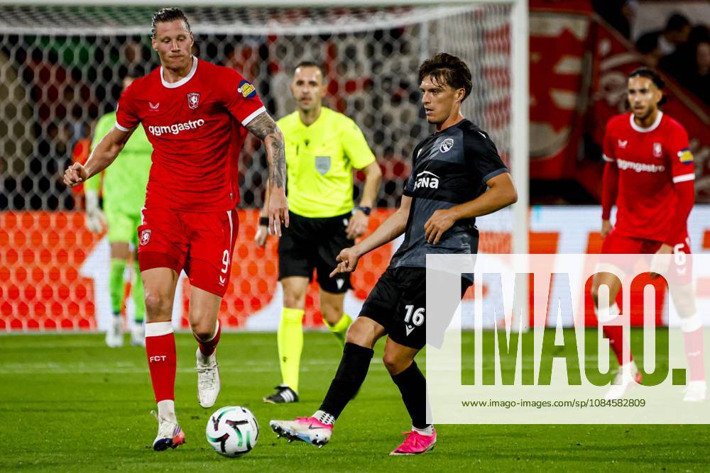 ENSCHEDE - Justin Roth of FC Thun passes the ball during the UEFA Conference League match between FC Twente and FC Thun at De Grolsch Veste on October 15, 2026 in Enschede, Netherlands. WART BRINKERHOF ANP UEFA Conference League 2026 27 ANPxSportx xMarcelxterxBalsxIVx 572580560 originalFilename: 572580560