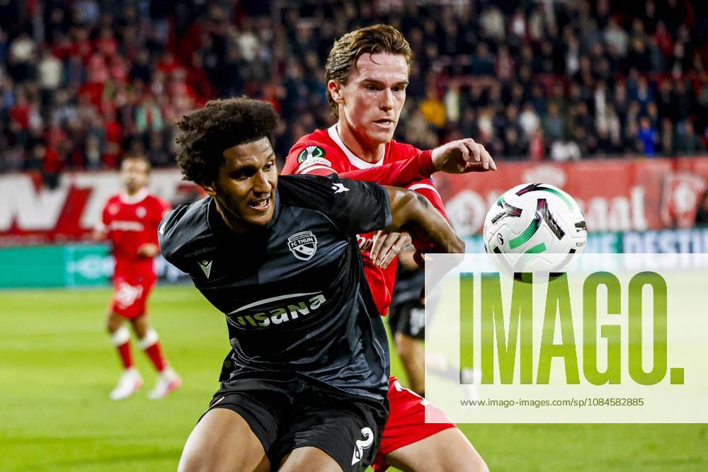 ENSCHEDE - Olivier Mambwa of FC Thun battles for possession with Daan Rots of FC Twente during the UEFA Conference League match between FC Twente and FC Thun at De Grolsch Veste on October 15, 2026 in Enschede, the Netherlands. WART BRINKERHOF ANP UEFA Conference League 2026 27 ANPxSportx xMarcelxterxBalsxIVx 572580585 originalFilename: 572580585