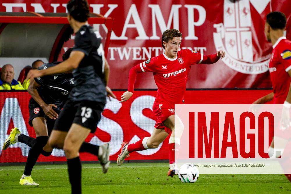 ENSCHEDE - Daan Rots of FC Twente dribbles with the ball during the UEFA Conference League match between FC Twente and FC Thun at De Grolsch Veste on October 15, 2026 in Enschede, the Netherlands. WART BRINKERHOF ANP UEFA Conference League 2026 27 ANPxSportx xMarcelxterxBalsxIVx 572580618 originalFilename: 572580618