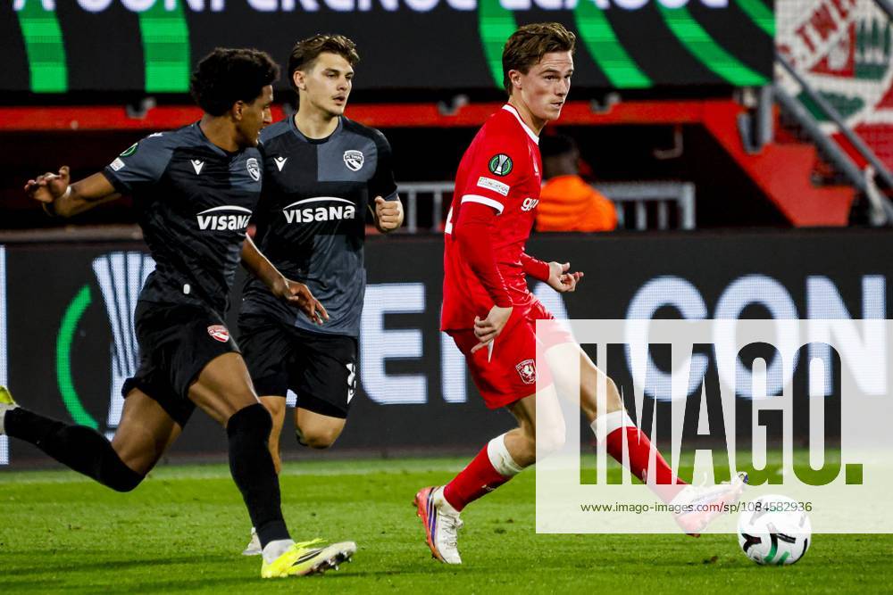 ENSCHEDE - Daan Rots of FC Twente passes the ball during the UEFA Conference League match between FC Twente and FC Thun at De Grolsch Veste on October 15, 2026 in Enschede, Netherlands. WART BRINKERHOF ANP UEFA Conference League 2026 27 ANPxSportx xMarcelxterxBalsxIVx 572580620 originalFilename: 572580620