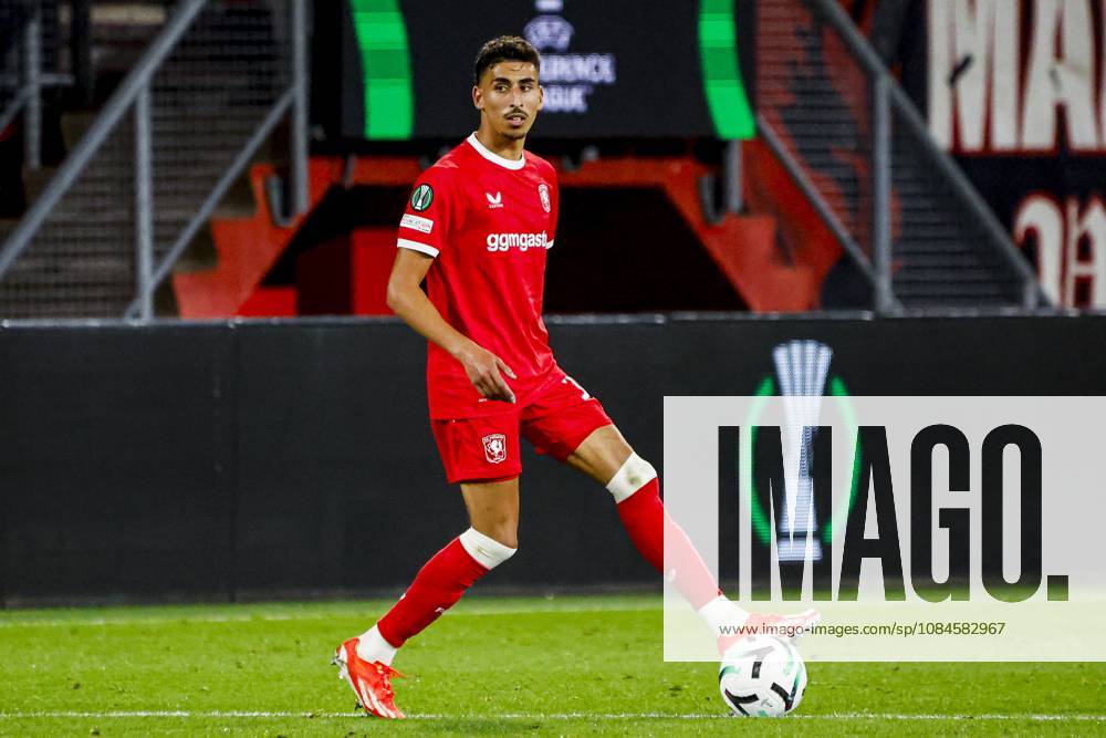 ENSCHEDE - Younes Taha of FC Twente dribbles with the ball during the UEFA Conference League match between FC Twente and FC Thun at De Grolsch Veste on October 15, 2026 in Enschede, the Netherlands. WART BRINKERHOF ANP UEFA Conference League 2026 27 ANPxSportx xMarcelxterxBalsxIVx 572580628 originalFilename: 572580628