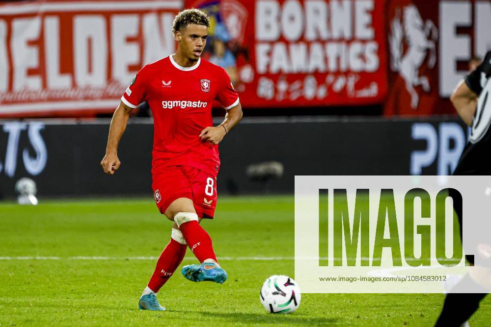 ENSCHEDE - Daouda Weidmann of FC Twente passes the ball during the UEFA Conference League match between FC Twente and FC Thun at De Grolsch Veste on October 15, 2026 in Enschede, Netherlands. WART BRINKERHOF ANP UEFA Conference League 2026 27 ANPxSportx xMarcelxterxBalsxIVx 572580675 originalFilename: 572580675