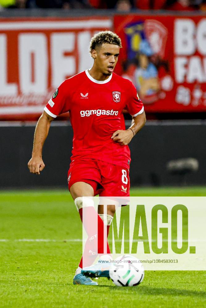 ENSCHEDE - Daouda Weidmann of FC Twente passes the ball during the UEFA Conference League match between FC Twente and FC Thun at De Grolsch Veste on October 15, 2026 in Enschede, Netherlands. WART BRINKERHOF ANP UEFA Conference League 2026 27 ANPxSportx xMarcelxterxBalsxIVx 572580683 originalFilename: 572580683