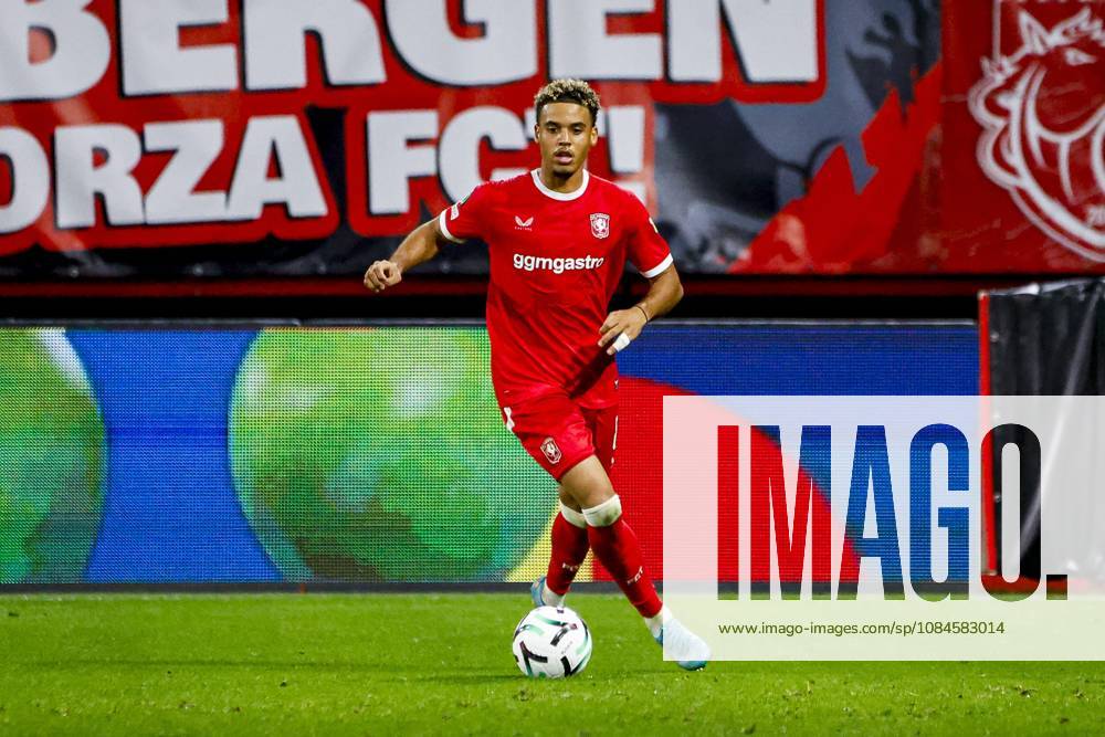 ENSCHEDE - Daouda Weidmann of FC Twente dribbles with the ball during the UEFA Conference League match between FC Twente and FC Thun at De Grolsch Veste on October 15, 2026 in Enschede, the Netherlands. WART BRINKERHOF ANP UEFA Conference League 2026 27 ANPxSportx xMarcelxterxBalsxIVx 572580719 originalFilename: 572580719