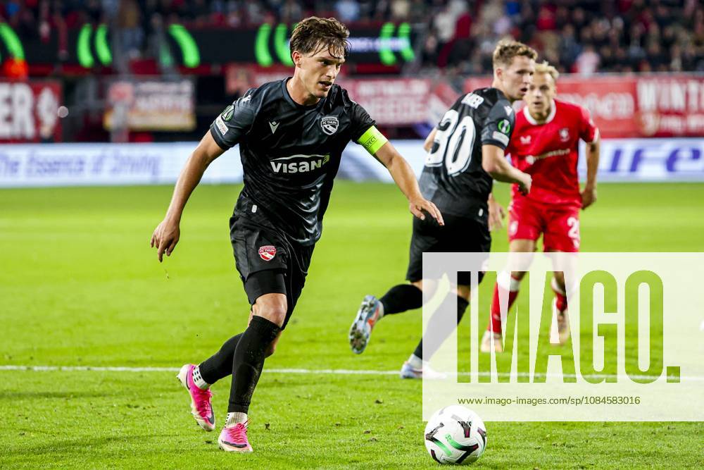ENSCHEDE - Justin Roth of FC Thun passes the ball during the UEFA Conference League match between FC Twente and FC Thun at De Grolsch Veste on October 15, 2026 in Enschede, Netherlands. WART BRINKERHOF ANP UEFA Conference League 2026 27 ANPxSportx xMarcelxterxBalsxIVx 572580728 originalFilename: 572580728