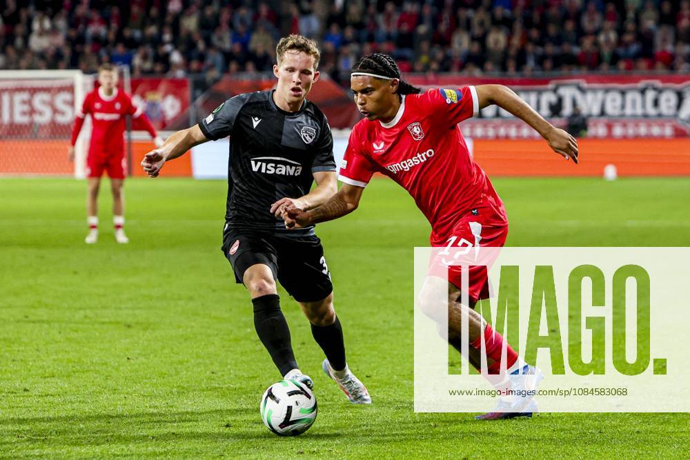 ENSCHEDE - Filip Thorvaldsen of FC Twente dribbles with the ball under pressure from Nico Maier of FC Thun during the UEFA Conference League match between FC Twente and FC Thun at De Grolsch Veste on 15 October 2026 in Enschede, the Netherlands. WART BRINKERHOF ANP UEFA Conference League 2026 27 ANPxSportx xMarcelxterxBalsxIVx 572580775 originalFilename: 572580775