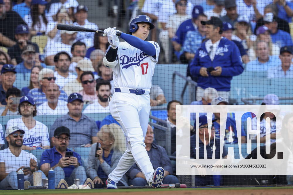 MLB, Baseball Herren, USA Postseason: NLCS Game 4 - Los Angeles Dodgers vs Milwaukee Brewers Los Angeles Dodgers designated hitter Shohei Ohtani warms up during Game 4 of the National League Championship Series between the Los Angeles Dodgers and the Milwaukee Brewers at Dodger Stadium in Los Angeles, California, USA, 15 October 2026. LOS ANGELES CALIFORNIA UNITED STATES