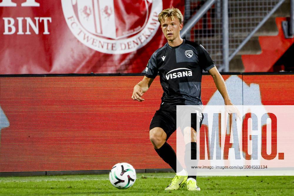 ENSCHEDE - Tom Strannegard of FC Thun passes the ball during the UEFA Conference League match between FC Twente and FC Thun at De Grolsch Veste on October 15, 2026 in Enschede, the Netherlands. WART BRINKERHOF ANP UEFA Conference League 2026 27 ANPxSportx xMarcelxterxBalsxIVx 572580838 originalFilename: 572580838