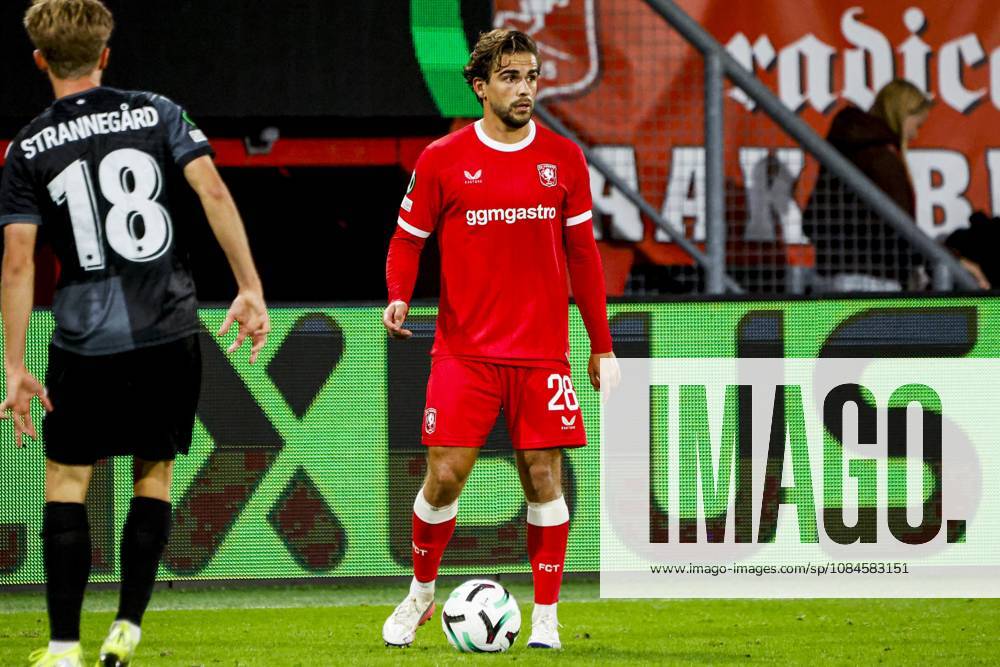 ENSCHEDE - Bart van Rooij of FC Twente during the UEFA Conference League match between FC Twente and FC Thun at De Grolsch Veste on October 15, 2026 in Enschede, the Netherlands. WART BRINKERHOF ANP UEFA Conference League 2026 27 ANPxSportx xMarcelxterxBalsxIVx 572580862 originalFilename: 572580862